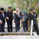 Rombongan Waka Polres Padangsidimpuan, Kompol Rahman Takdir Harahap, dan unsur Forkopimda saat menabur bunga sebagai tanda penghormatan kepada pahlawan terdahulu yang telah gugur di TMP Bahagia