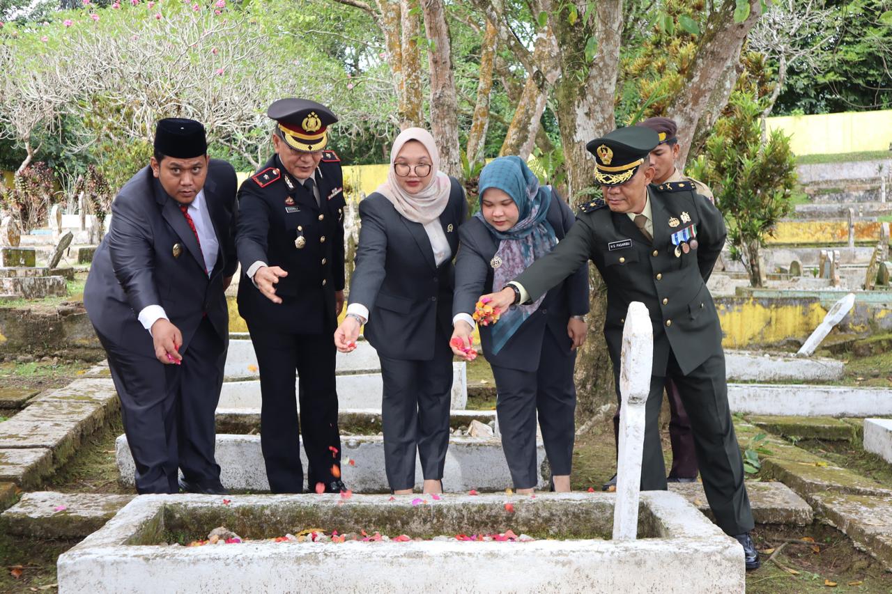 Rombongan Waka Polres Padangsidimpuan, Kompol Rahman Takdir Harahap, dan unsur Forkopimda saat menabur bunga sebagai tanda penghormatan kepada pahlawan terdahulu yang telah gugur di TMP Bahagia