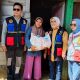 Ny Bariyah Hapendi Harahap atau karib disapa Ria, istri dari calon Wali Kota No.03, Dr Hapendi Harahap, saat menyerahkan bantuan berupa bahan makanan pokok ke ibu rumah tangga, Dewi Sartika, warga Gang Halim, Jalan Imam Bonjol, Lingkungan VII, Kelurahan Aek Tampang, Kecamatan Padangsidimpuan Selatan