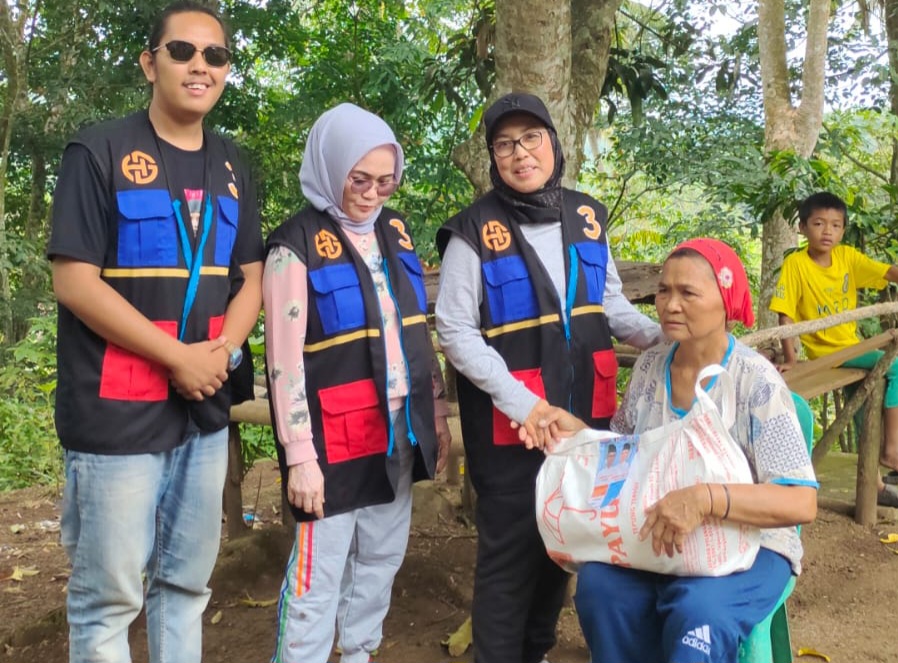 Di momen Hari Pahlawan, Ny Ria Hapendi Harahap, yang juga istri dari calon Wali Kota Padangsidimpuan No.03, Dr Hapendi Harahap, memaknai Hari Pahlawan dengan menebar manfaat berupa bantuan ke masyarakat
