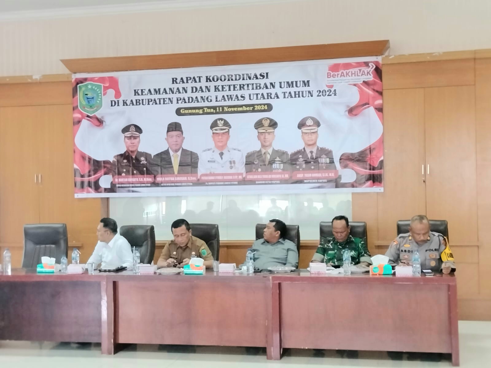 Kabag Ops Polres Tapsel, Kompol Abdi Abdillah, bersama Pj Bupati, Patuan Rahmat Syukur P Hasibuan, dan unsur Forkopimda lainnya, saat menggelar Rakor terkait penanganan tempat hiburan malam