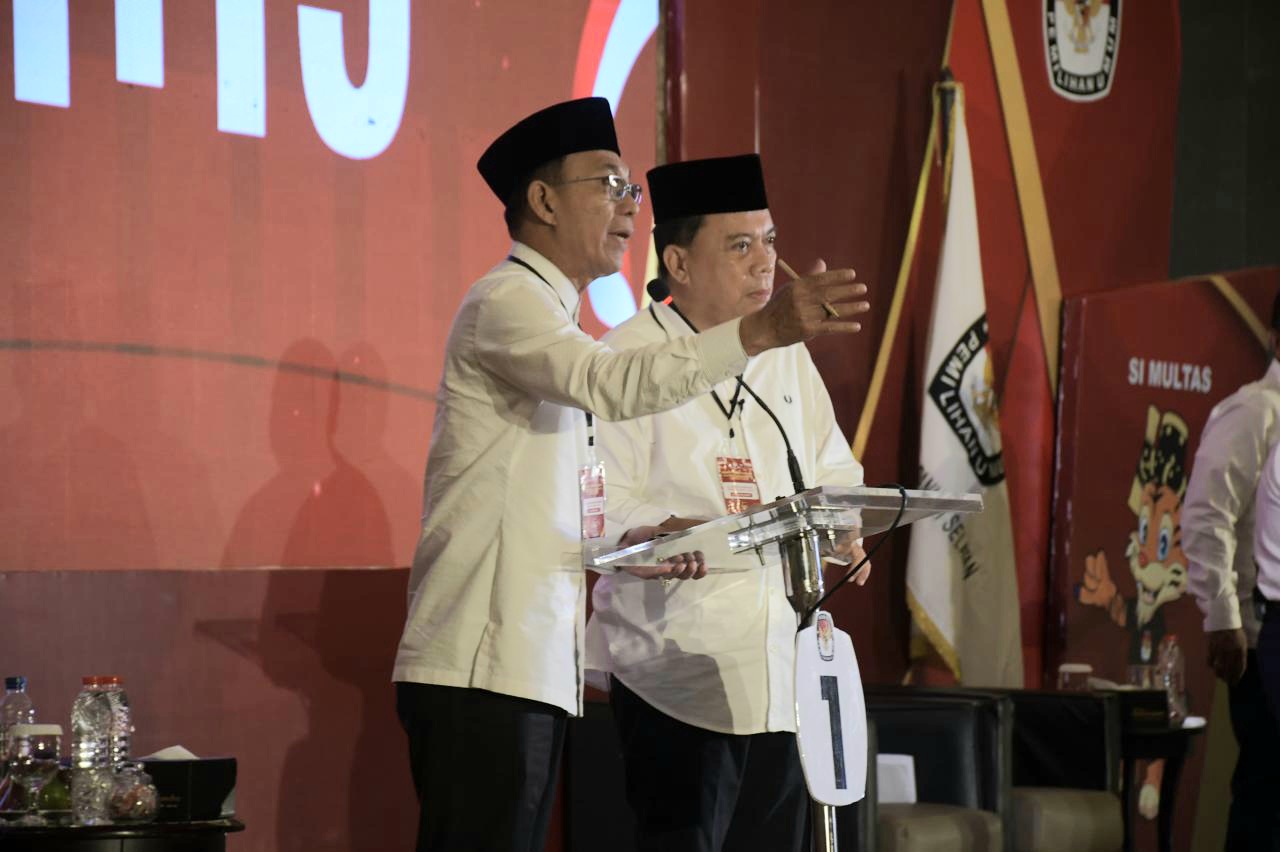 Paslon Bupati-Wakil Bupati No.01, Gus Irawan Pasaribu-Jafar Syahbuddin Ritonga (BAGUS1) di sela debat publik kedua Pilkada yang digelar KPU Tapsel
