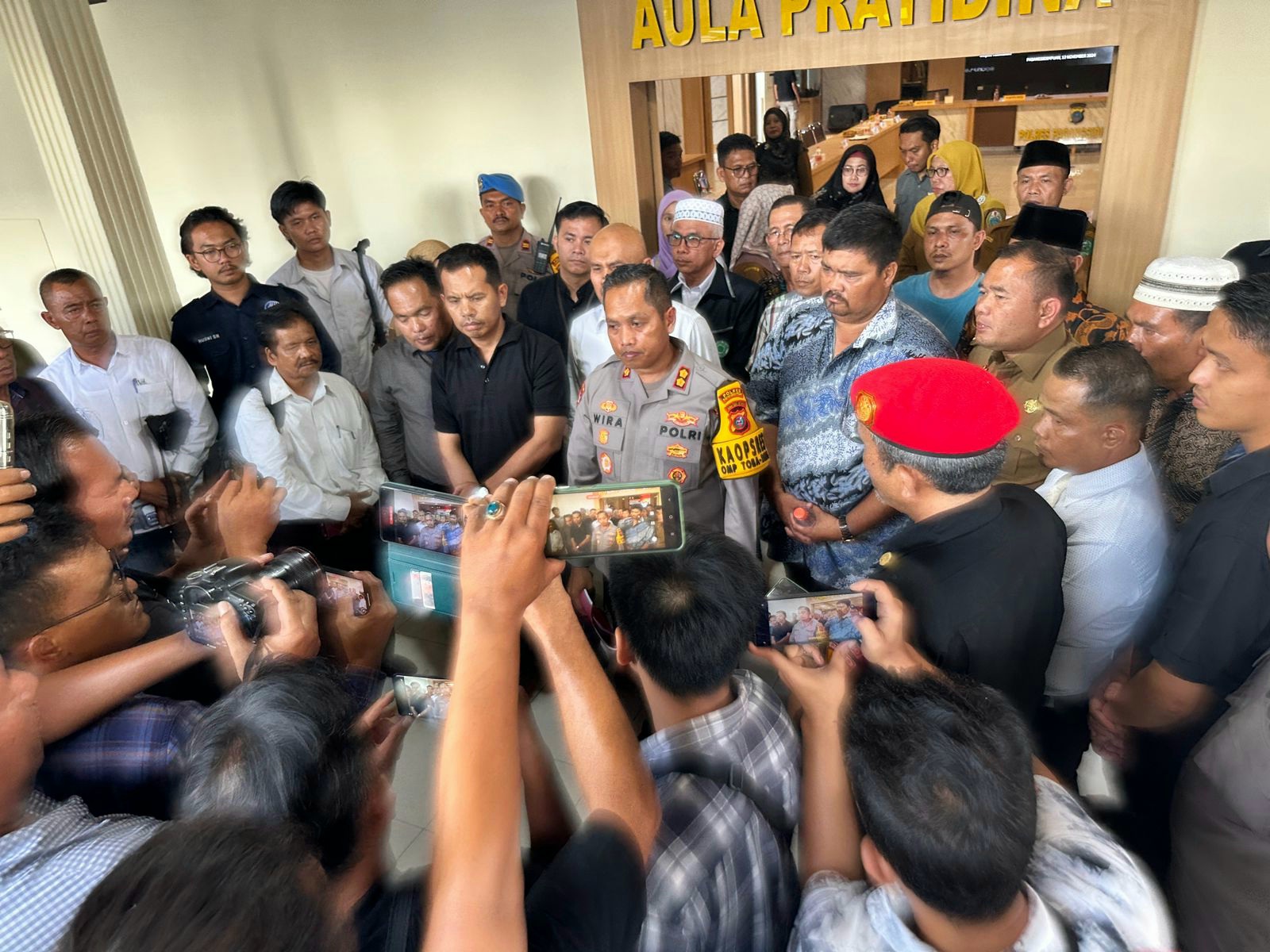Kapolres Padangsidimpuan, AKBP Dr Wira Prayatna, didampingi Pj Wali Kota, Timur Tumanggor, Wakil Ketua DPRD, Rusydi Nasution, para pihak yang berperkara, dan lainnya saat memberi keterangan pers terkait kasus video viral dan saling lapor usai menggelar mediasi hingga tercapai kesepakatan damai