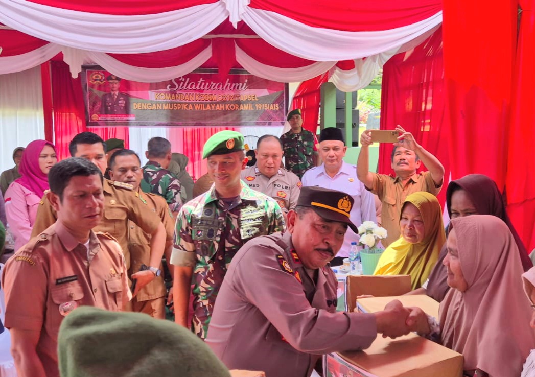 Kapolsek Batang Toru, Iptu RN Tarigan, Dandim 0212/TS, menyerahkan bantuan sembako ke masyarakat saat kunjungan silaturahmi ke Letkol Arm Delli Yudha Adi Nurcahyo