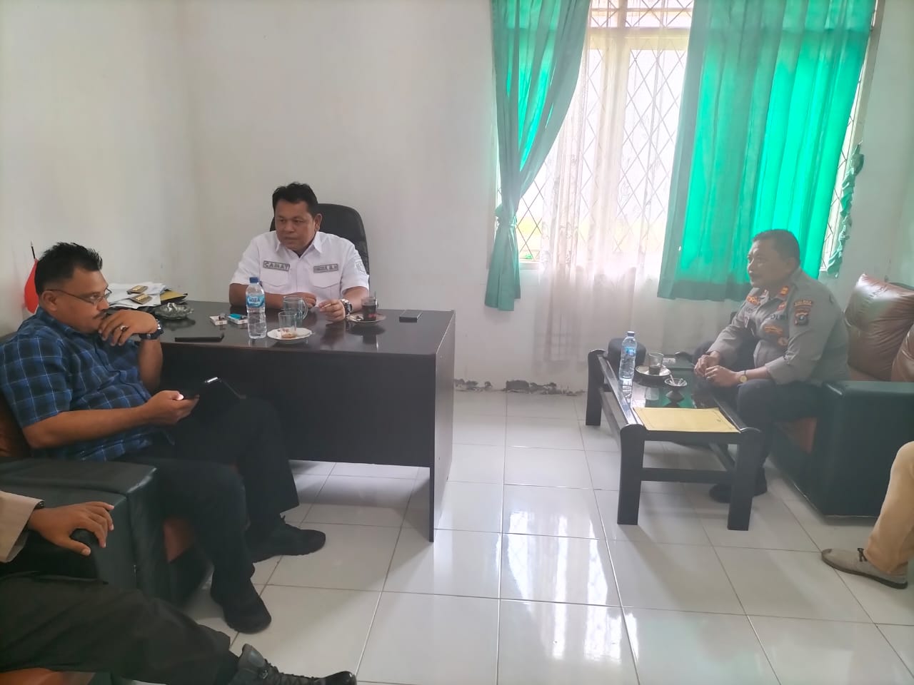 Kapolsek Dolok, Iptu Suhardi, saat bersilaturahmi ke Camat Dolok Sigompulon, Bikrul M Harahap, dalam rangka menciptakan Kamtibmas kondusif jelang Pilkada