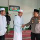 Kapolsek Dolok, Iptu Suhardi, bersalaman dengan warga yang juga jamaah Masjid Al Huda di Desa Tanjung Loncat usai menggelar program Jumat Curhat