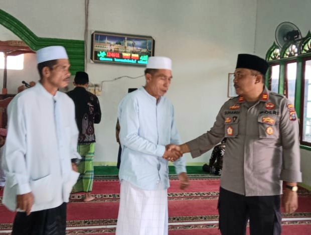 Kapolsek Dolok, Iptu Suhardi, bersalaman dengan warga yang juga jamaah Masjid Al Huda di Desa Tanjung Loncat usai menggelar program Jumat Curhat