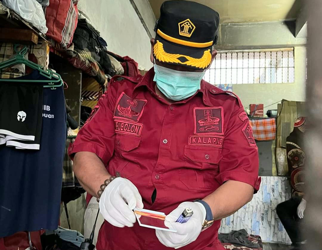 Kalapas Kelas IIB Padangsidimpuan, Edison Tampubolon, saat turun langsung melakukan tes urine ke WBP