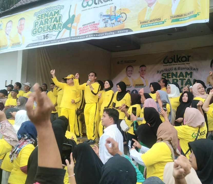 Paslon Bupati-Wakil Bupati Tapsel, Gus Irawan Pasaribu-Jafar Syahbuddin Ritonga (BAGUS1), turut bersemangat mengikuti senam sehat bersama ratusan peserta lainnya dalam rangka HUT ke-60 Partai Golkar di Alun-alun Pasar Sipirok