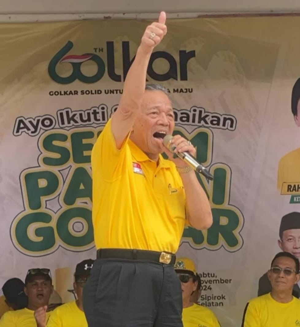 Sekretaris Wantim DPD Partai Golkar Sumut, Syahrul M Pasaribu, saat memberi sambutan pada acara jalan santai dan senam massal di Alun-alun Pasar Sipirok dalam rangka memperingati HUT ke-60 Partai Golkar