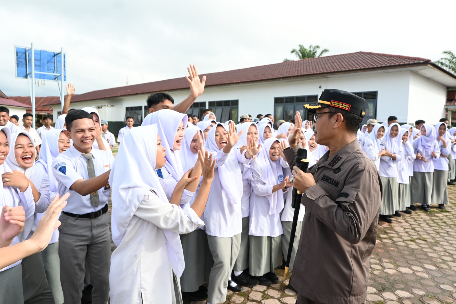 Kajari Padangsidimpuan, Dr Lambok MJ Sidabutar, saat menggelar penyuluhan hukum bertajuk, Jaksa Masuk Sekolah di SMA Negeri 6 Padangsidimpuan
