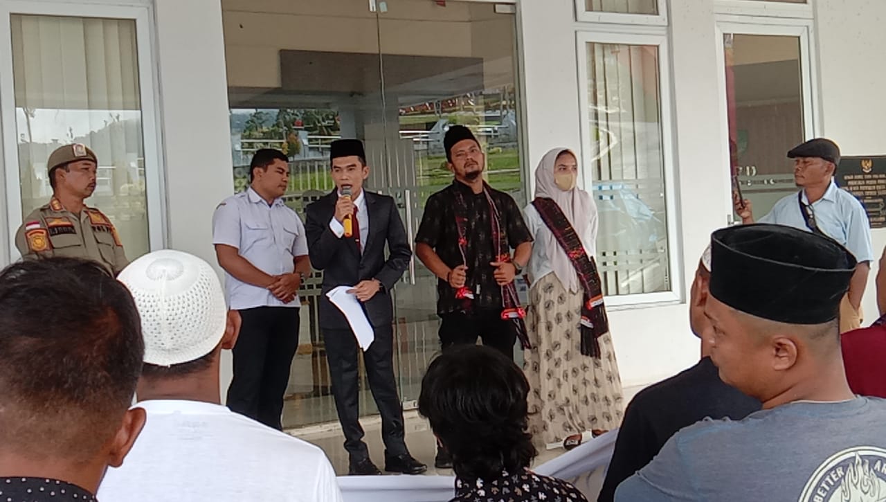 Anggota Fraksi Gerindra DPRD Tapsel, Irmansyah Siregar, saat menyahuti aspirasi ratusan massa dari NNB Kabupaten Tapsel dalam mendukung tugas-tugas pemerintah menciptakan Pilkada yang aman dan damai