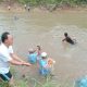 Keseruan Paslon Bupati-Wakil Bupati Tapsel No.01, Gus Irawan Pasaribu-Jafar Syahbuddin Ritonga (BAGUS1) saat menjaring ikan bersama Bayo Panjala di Sungai Batang Angkola