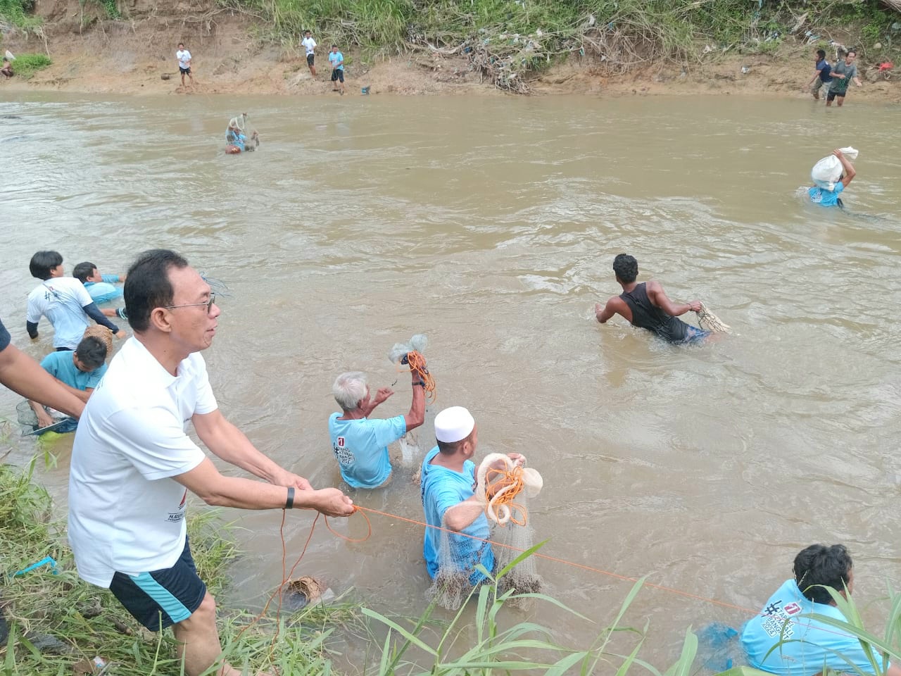 Keseruan Paslon Bupati-Wakil Bupati Tapsel No.01, Gus Irawan Pasaribu-Jafar Syahbuddin Ritonga (BAGUS1) saat menjaring ikan bersama Bayo Panjala di Sungai Batang Angkola