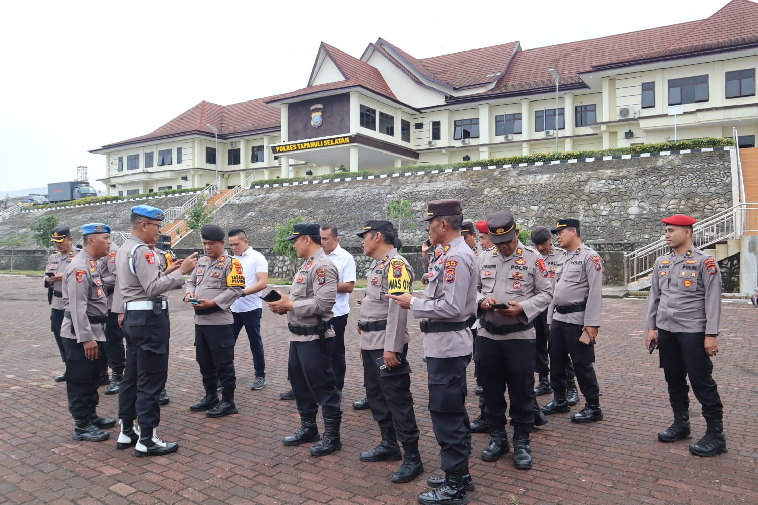 Ketua Tim Bidang Propam Poldasu, AKP Osto Simanjuntak, didampingi Kasi Propam, AKP R Trihardjanto, saat melakukan pemeriksaan HP dan sikap tampang personel Polres Tapsel