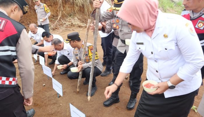 Aksi Nyata Kapolres Tapsel Dukung Program Ketahanan Pangan Presiden: Tanam Berbagai Benih