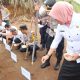 Kapolres Tapsel, AKBP Yasir Ahmadi, dan unsur Forkopimda saat melakukan penanaman berbagai benih tanaman dalam rangka mendukung program Asta Cita Presiden, Prabowo Subianto, guna mewujudkan ketahanan pangan Nasional