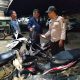 Personel Polsek Dolok saat melakukan pemeriksaan terhadap salah satu kendaraan milik pengendara yang melintas guna mengantisipasi kriminalitas seperti, Curas, Curanmor, dan penyalahgunaan narkoba