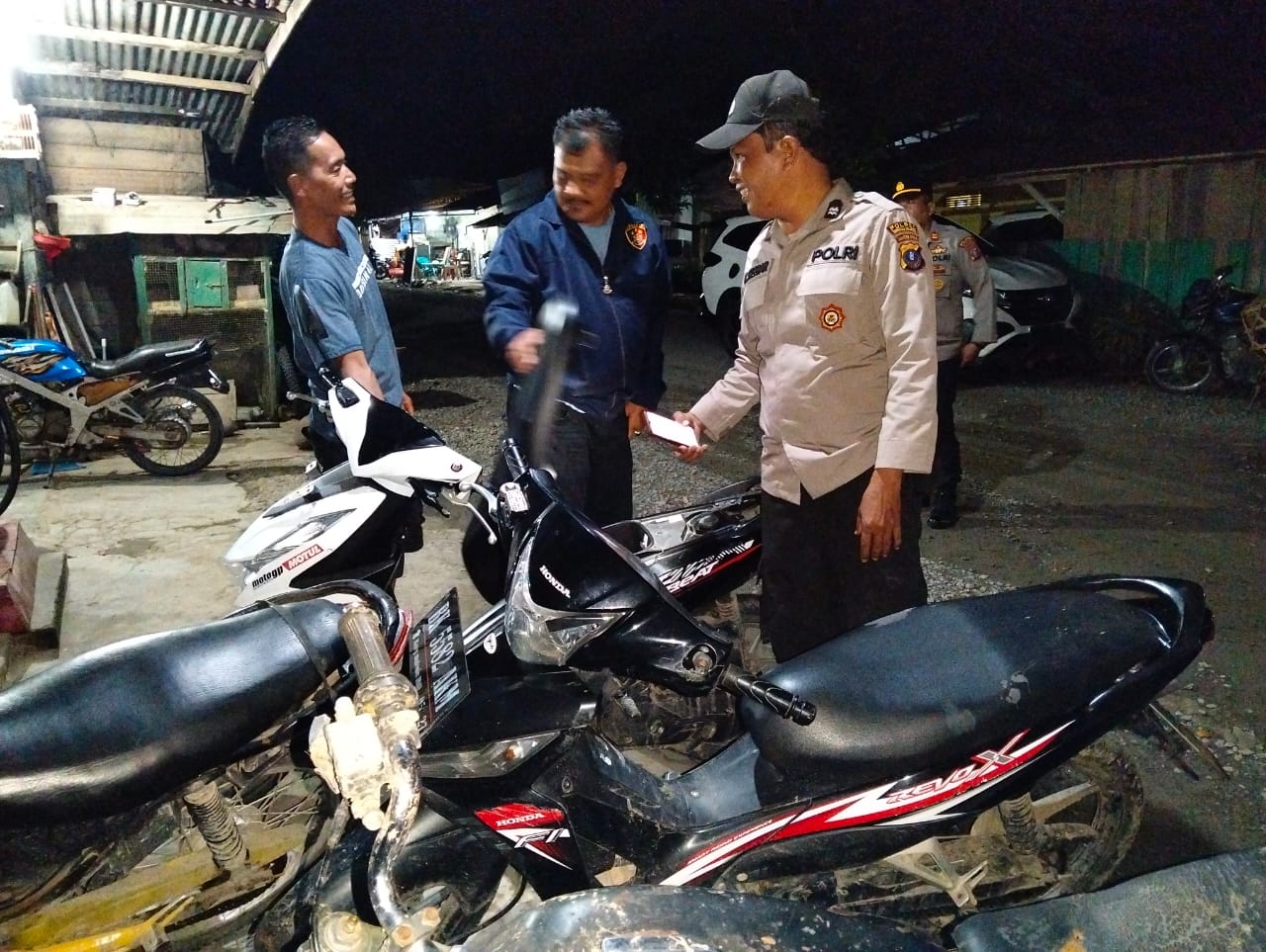 Personel Polsek Dolok saat melakukan pemeriksaan terhadap salah satu kendaraan milik pengendara yang melintas guna mengantisipasi kriminalitas seperti, Curas, Curanmor, dan penyalahgunaan narkoba
