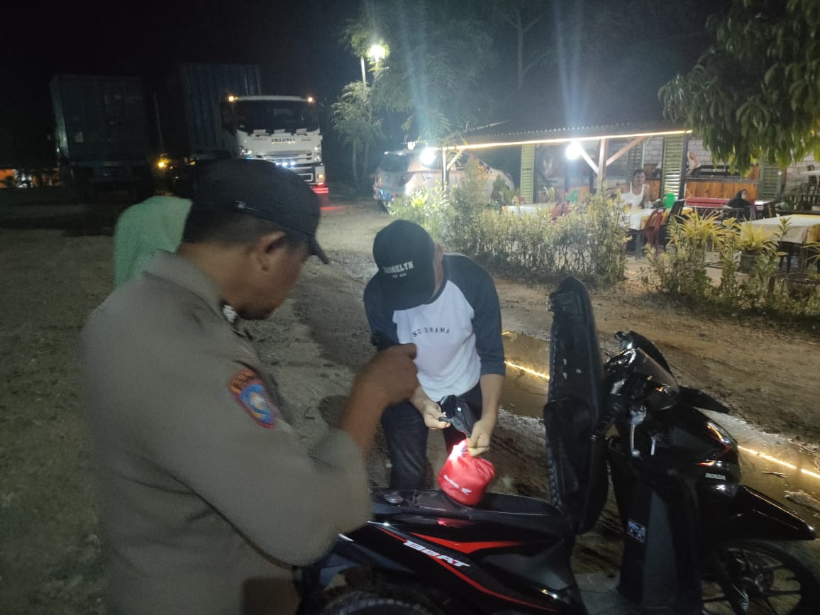 Personel Polsek Batang Toru saat memeriksa salah satu kendaraan yang melintas di Desa Panobasan dalam rangka razia cipta kondisi pengamanan jelang Pilkada serentak 2024