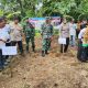 Kapolsek Hutaimbaru, AKP Ida Meri, bersama unsur Forkopimcam dan masyarakat, saat menanam benih jagung dalam rangka mendukung program ketahanan pangan Presiden, Prabowo Subianto