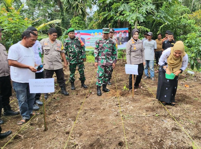 Kapolsek Hutaimbaru, AKP Ida Meri, bersama unsur Forkopimcam dan masyarakat, saat menanam benih jagung dalam rangka mendukung program ketahanan pangan Presiden, Prabowo Subianto