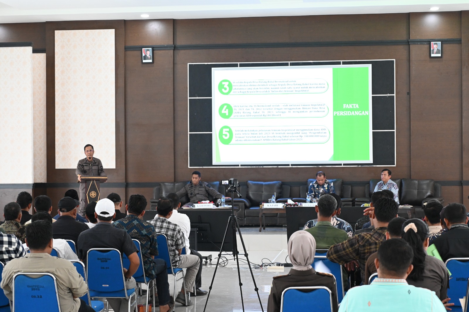 Kajari Padangsidimpuan, Dr Lambok MJ Sidabutar, saat berikan sosialisasi terkait pengelolaan keuangan Desa ke para Kades