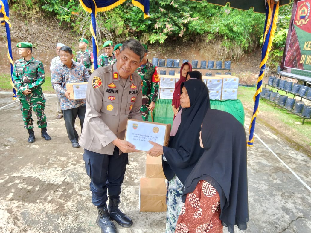 Kapolsek Sipirok, Iptu Aswin Manurung, saat serahkan sembako di sela Kunker Dandim 0212/TS