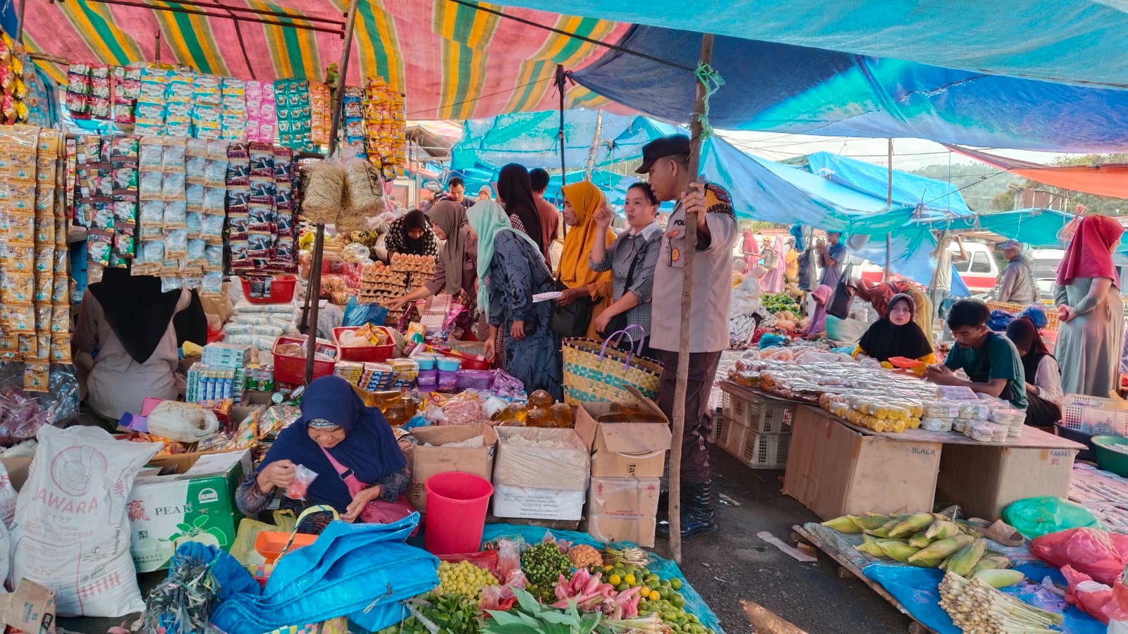 Personel Polsek Sipirok saat memonitor harga sembako di Pasar Pargarutan, Kecamatan Angkola Timur