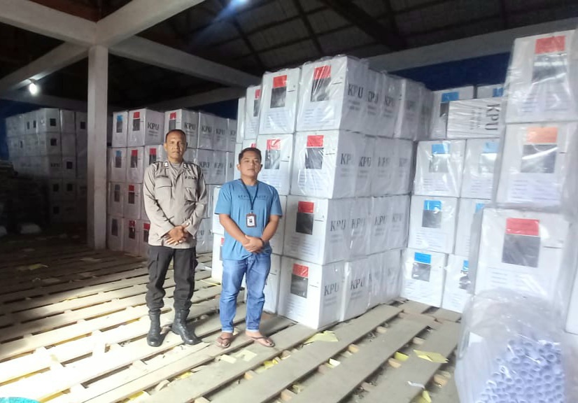Personel Polres Tapsel saat melakukan pengawalan ketat di Gudang Logistik KPU