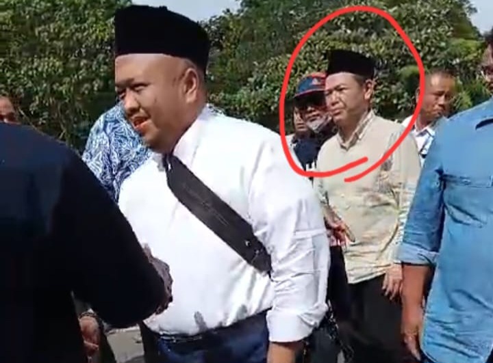 Foto Direktur BUMD Tapsel, YH (dilingkari merah), saat mengantar Cabup No.02, Dolly Pasaribu, mendaftar ke KPU