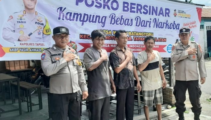 Dukungan Jihad Melawan Narkoba, Polsek Batang Toru Pasang Spanduk di Posko Kampung Bersinar