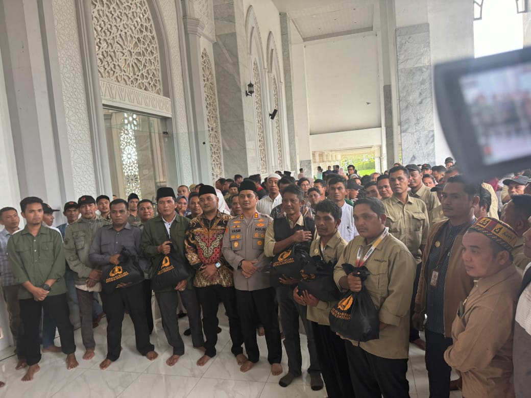 Kapolres Tapsel, AKBP Yasir Ahmadi, befoto bersama dengan masyarakat berbagai elemen usai menggelar Tabligh Akbar dan doa bersama dalam rangka menciptakan kedamaian jelang Pilkada