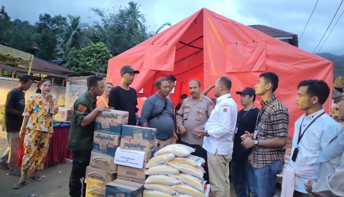 Kapolsek Batang Angkola dan Ketua Bawaslu Salurkan Bantuan ke Korban Banjir Bandang