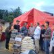 Kapolsek Batang Angkola, AKP Arma Ginda Harahap dan Ketua Bawaslu Tapsel, Taufik Hidayat, saat salurkan bantuan berupa bahan makanan pokoke ke korban terdampak banjir bandang