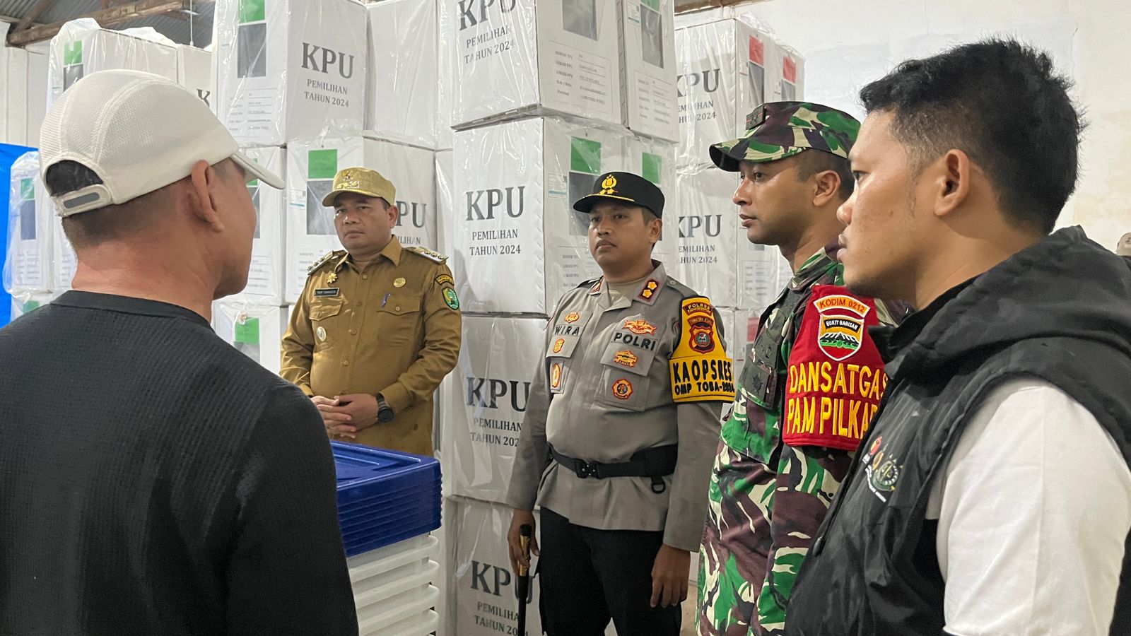 Kapolres Padangsidimpuan, AKBP Dr Wira Prayatna, bersama Dandim 0212/Tapanuli Selatan, Letkol Arm Delli Yudha Adi Nurcahyo, Pj Wali Kota, Timur Tumanggor, Ketua KPU, Tagor Dumora Lubis, dan Ketua Bawaslu, Ratno Afandi, saat memonitoring logistik Pilkada di Gudang KPU
