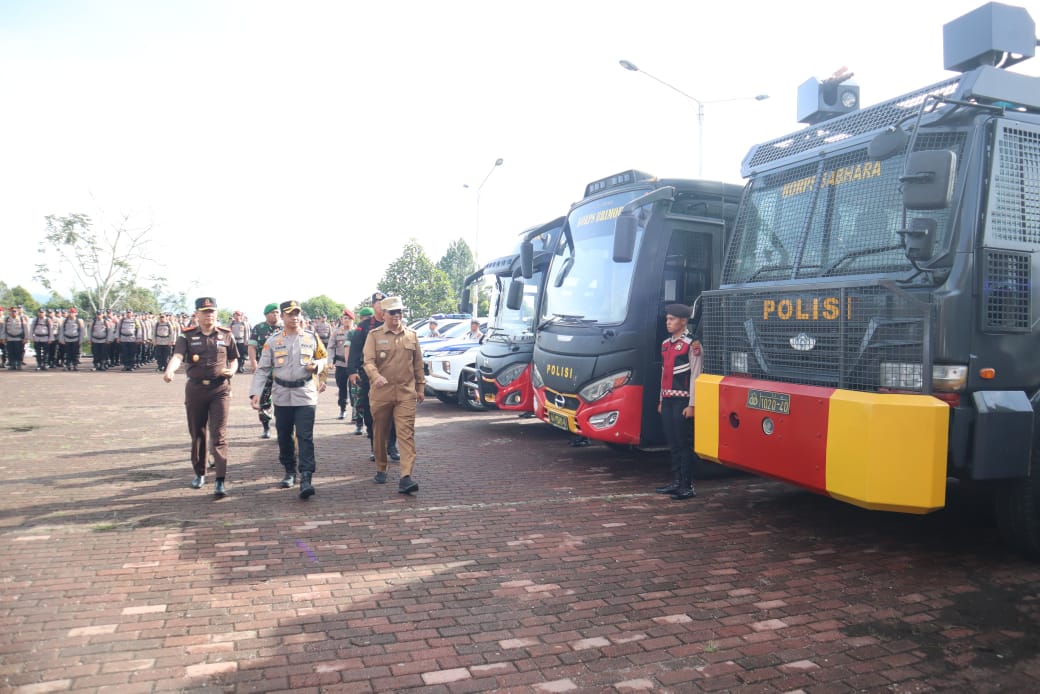 Kapolres Tapsel, AKBP Yasir Ahmadi, bersama Wakil Bupati Tapsel, Rasyid Assaf Dongoran, Kajari Tapsel, Muhammad Indra Muda Nasution, Danyon C Sat Brimob Polda Sumut, Kompol Dr Buala Zega, dan lainnya saat mengecek pasukan