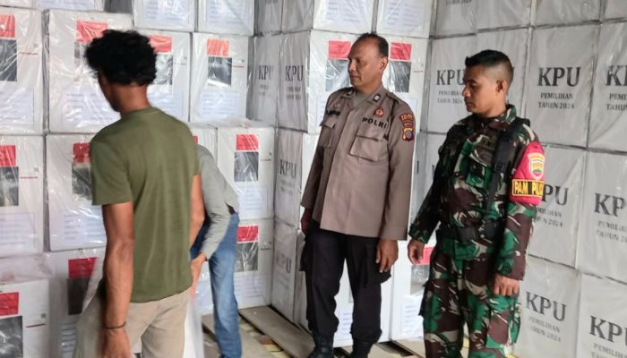 Polres Tapsel Kawal Pemberangkatan Logistik Pilkada dari Gudang KPU