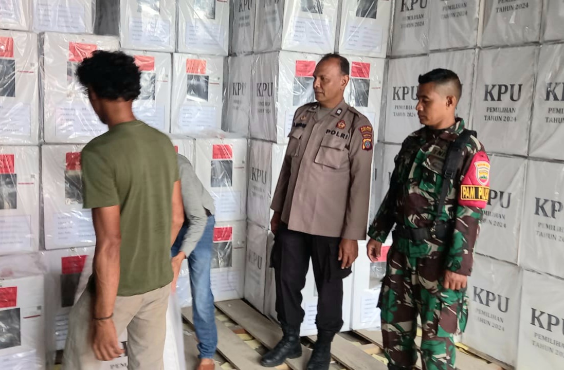 Personel Polres Tapsel tampak mengawal ketat proses pemberangkatan dan pendistribusian logistik Pilkada dari Gudang KPU ke 671 TPS di 15 Kecamatan se-Kabupaten Tapsel