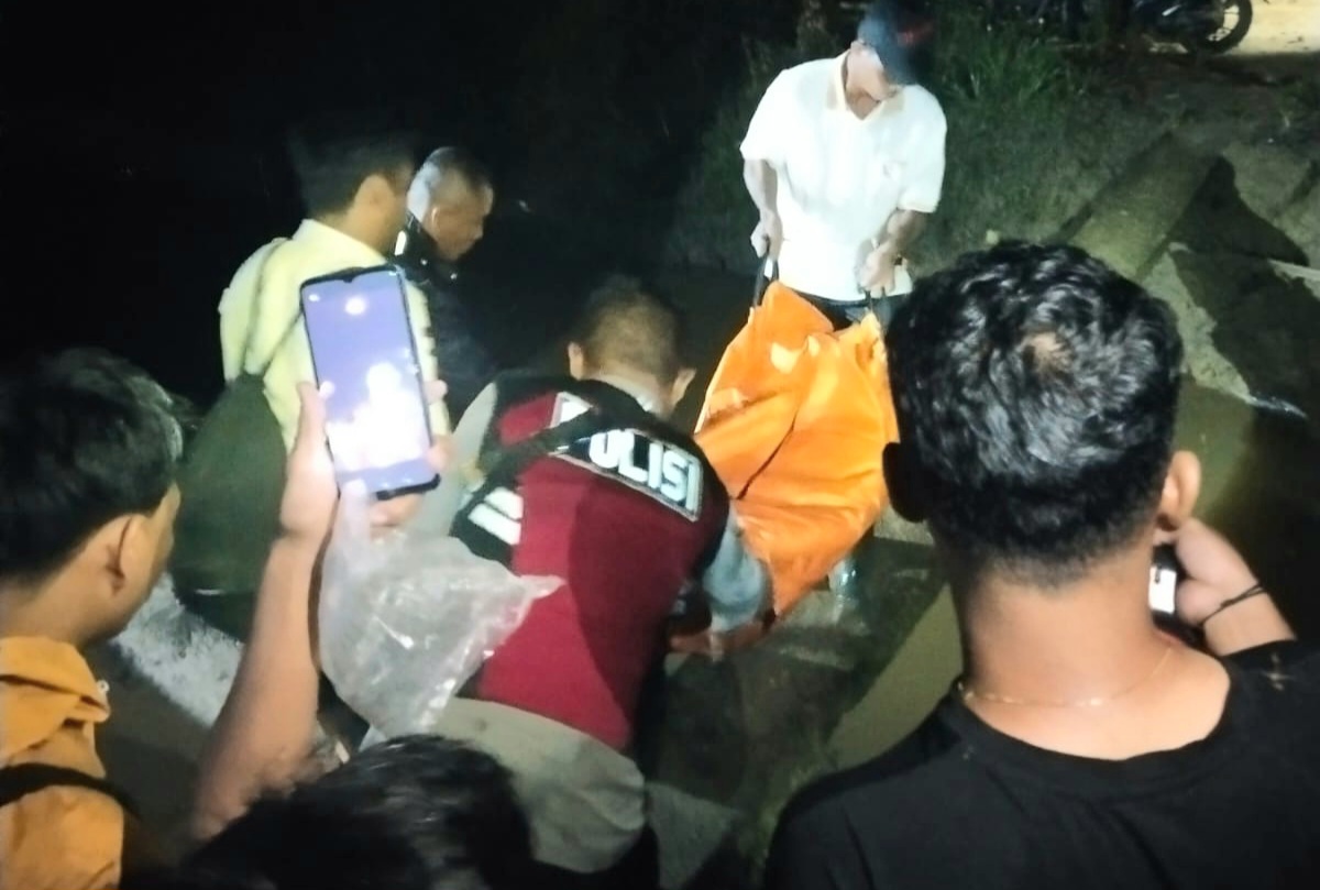 Personel Pam Sat Samapta Polres Tapsel bersama pihak PT ANJ Agri Siais saat mengevakuasi korban ke kantong jenazah yang ditemukan tak bernyawa di Kebun