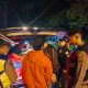 Personel Sat Samapta Polres Tapsel saat memeriksa salah satu kendaraan roda empat yang melintas saat razia tindak pidana 3C jelang Pilkada