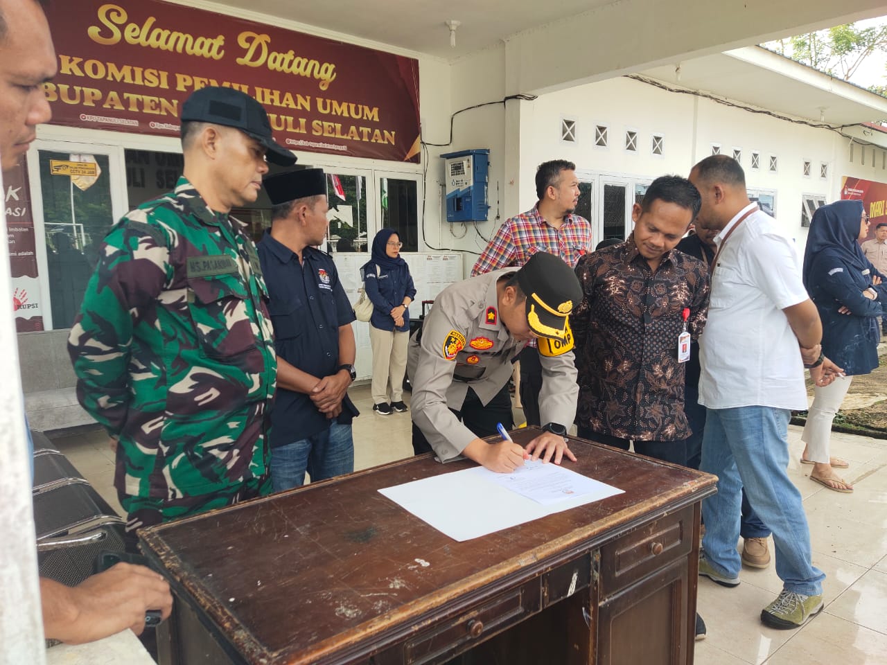 Waka Polres Tapsel, Kompol Rapi Pinakri, saat menandatangani berita acara pemusnahan surat suara rusak di Kantor KPU setempat