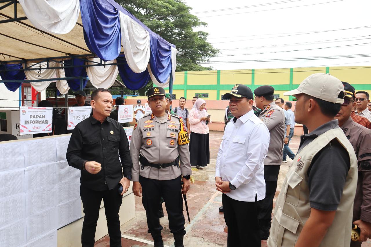 Kapolres Padangsidimpuan, AKBP Dr Wira Prayatna, bersama Pj Wali Kota, Timur Tumanggor, Ketua KPU, Tagor Dumora, dan Ketua Bawaslu, Ratno Afandi, saat melaksanakan monitoring ke TPS