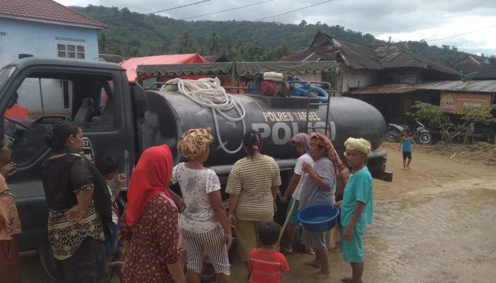 Aksi Kemanusiaan, Polres Tapsel Beri Bantuan Air Bersih ke Korban Banjir
