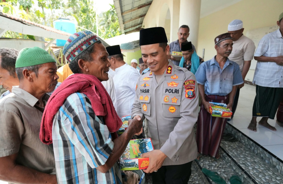 Kapolres Tapsel, AKBP Yasir Ahmadi, didampingi Kasat Lantas, AKP Danil Saragih, dan personel lainnya, saat membagikan kepada masyarakat yang juga jamaah Masjid Jami' Nurul Falah usai melaksanakan salat Jumat berjamaah