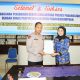 Kapolres Padangsidimpuan, AKBP Dr Wira Prayatna bersama Kepala Dinas Perpustakaan, Efrida Zulyanti Nasution, menunjukkan MoU terkait peningkatan minat baca di masyarakat