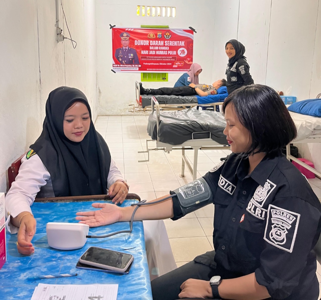 Salah seorang Polwan Polres Padangsidimpuan saat melakukan pemeriksaan dan pengecekan tekanan darah sebelum mengikuti kegiatan donor dalam rangka memperingati HUT Humas Polri ke-73