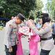 Kapolsek Hutaimbaru, AKP Ida Meri, mengalungi bunga ke Kapolres Padangsidimpuan, AKBP Dr Wira Prayatna, dan Ketua Bhayangkari, Ny Sarah Wira Prayatna