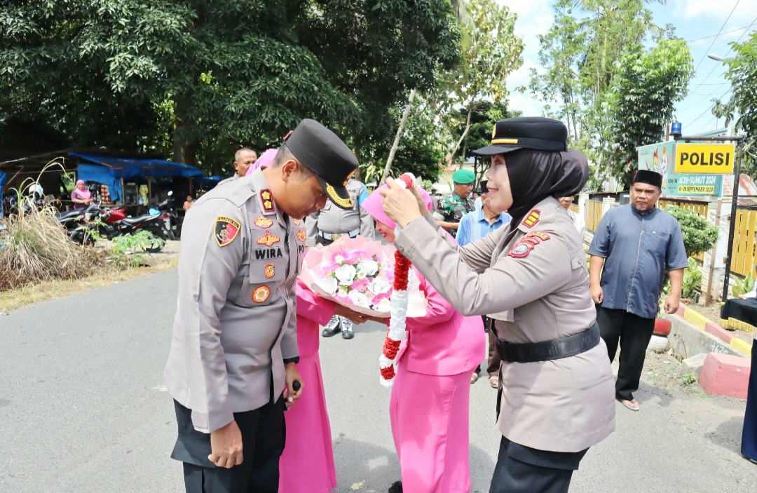 Kapolsek Hutaimbaru, AKP Ida Meri, mengalungi bunga ke Kapolres Padangsidimpuan, AKBP Dr Wira Prayatna, dan Ketua Bhayangkari, Ny Sarah Wira Prayatna