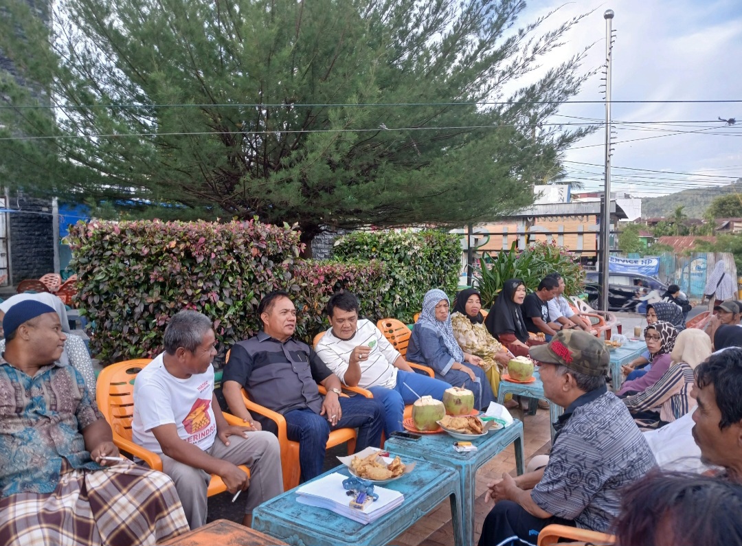 Calon Wali Kota No.03, Dr Hapendi Harahap, bersama Ketua Tim Pemenangan, Indar Sakti Tanjung, saat mendengarkan curhat sembari berbincang dan bersilaturahmi santai dengan para pelaku UMKM di Tugu Salak, Kota Padangsidimpuan